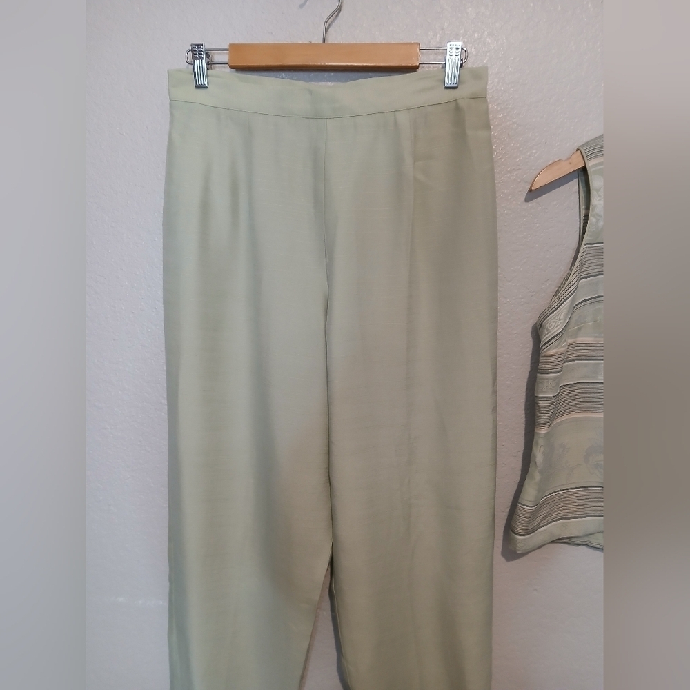 Elegant Women's Green Pantsuit - Picture 6 of 11
